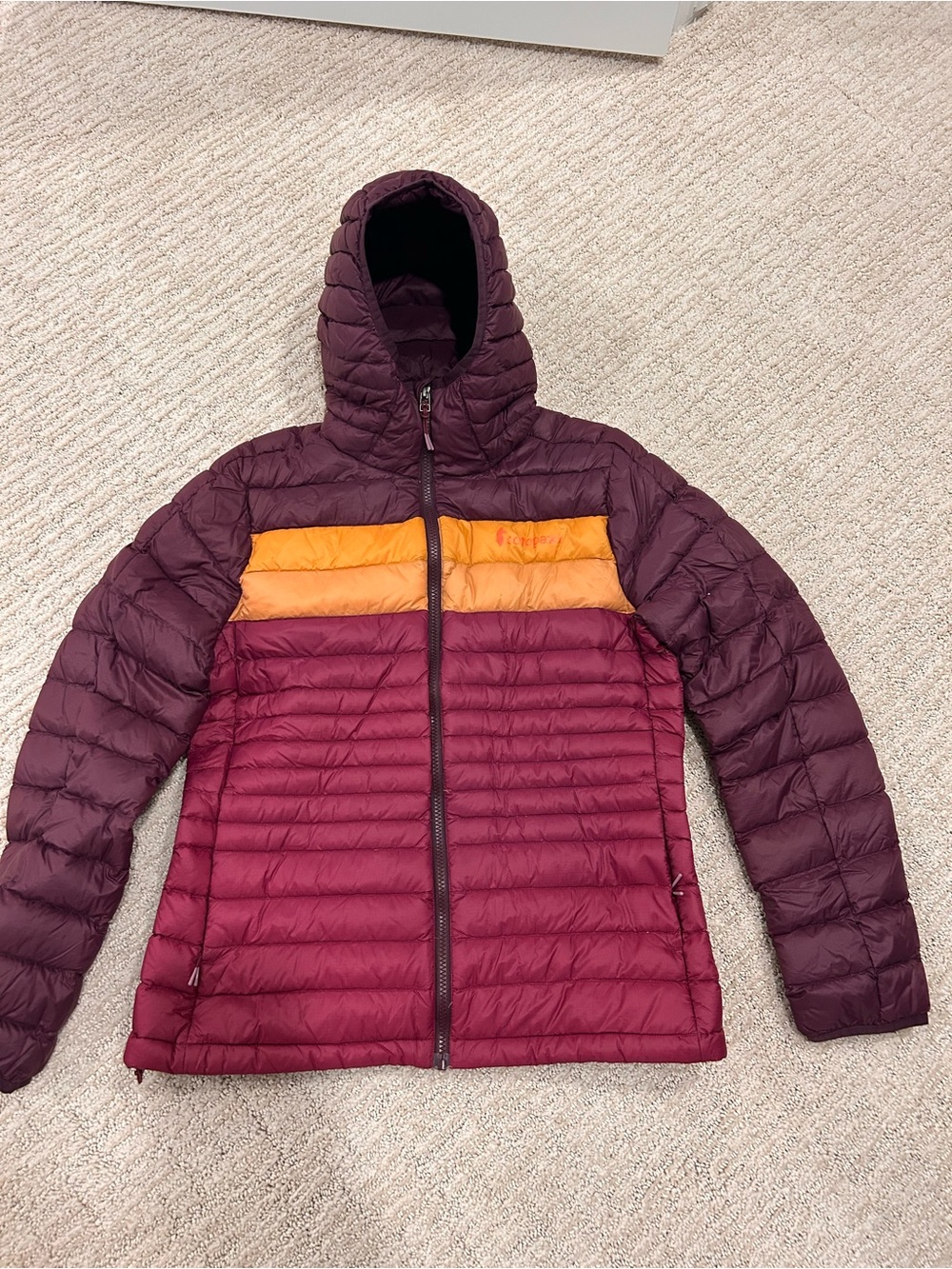 New Cotopaxi Women's Hooded Down Colorblock Puffer Jacket - Burgundy & Orang